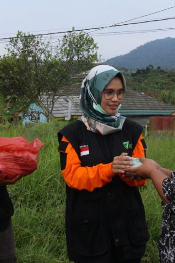 Program dapur membutuhkan dukungan kuat agar mampu menyediakan makanan sehat dan bergizi secara berkelanjutan. Donatur berperan penting dalam memperkuat sumber daya, baik dari segi pendanaan, bahan makanan, maupun fasilitas. Dengan kerja sama yang tepat, tim dapur dapat meningkatkan kapasitas produksi, memperluas jangkauan distribusi, dan menjaga kualitas layanan. Panduan ini membantu organisasi membangun hubungan yang kokoh dengan donatur. 1. Membangun Komunikasi yang Transparan Tim harus menjalin komunikasi yang jelas dengan donatur sejak awal. Mereka menjelaskan visi, misi, serta tujuan program dapur secara rinci. Penjelasan yang terbuka mendorong donatur memahami dampak nyata dari kontribusinya. Selain itu, tim menyampaikan kebutuhan spesifik, baik berupa dana, bahan, maupun alat dapur. Komunikasi yang detail membuat donatur menyalurkan bantuan sesuai kebutuhan lapangan. Dengan cara ini, dukungan menjadi tepat guna. Tim juga memberikan laporan rutin mengenai penggunaan dana dan distribusi makanan. Transparansi ini memperkuat rasa percaya dan menumbuhkan komitmen jangka panjang dari donatur. 2. Menawarkan Nilai Tambah kepada Donatur Organisasi harus menunjukkan manfaat yang diperoleh donatur dari kerja sama. Tim dapat menampilkan pencapaian program melalui laporan visual, seperti infografis dan video dokumentasi. Konten tersebut memberi bukti nyata atas dampak positif program dapur. Selain itu, tim mengundang donatur untuk hadir dalam kegiatan dapur. Donatur dapat melihat langsung proses pengolahan, distribusi, dan interaksi dengan penerima manfaat. Pengalaman ini memperkuat keterikatan emosional mereka dengan program. Tim juga memberikan apresiasi kepada donatur melalui publikasi di media sosial atau laporan tahunan. Pengakuan terbuka ini meningkatkan kebanggaan donatur sekaligus memperluas citra positif organisasi. 3. Menyusun Perjanjian Kerja Sama yang Jelas Organisasi perlu menyusun perjanjian tertulis bersama donatur. Dokumen ini mencakup hak, kewajiban, serta mekanisme pelaporan. Dengan aturan yang jelas, kedua belah pihak memahami tanggung jawab masing-masing. Tim menambahkan rincian teknis, seperti jenis bantuan, jadwal distribusi, serta mekanisme evaluasi. Struktur perjanjian yang rapi membantu program berjalan sesuai target. Selain itu, tim menyertakan rencana tindak lanjut jika terjadi kendala. Dengan demikian, semua pihak memiliki pedoman yang siap dipakai ketika menghadapi tantangan. 4. Memanfaatkan Teknologi untuk Kolaborasi Tim menggunakan platform digital untuk menghubungkan organisasi dan donatur. Aplikasi manajemen proyek memungkinkan kedua pihak memantau perkembangan program secara real-time. Data yang akurat memperkuat pengambilan keputusan bersama. Organisasi juga memanfaatkan media sosial untuk melaporkan kegiatan dapur. Donatur dapat melihat update langsung tentang distribusi makanan dan capaian terbaru. Transparansi digital mempercepat alur komunikasi. Selain itu, teknologi memungkinkan tim menyusun laporan otomatis dan menyajikan data yang lebih detail. Donatur merasa yakin karena mereka menerima informasi yang cepat, akurat, dan mudah dipahami. 5. Menjaga Hubungan Jangka Panjang Organisasi harus merawat hubungan dengan donatur agar tetap berkelanjutan. Tim mengadakan pertemuan rutin untuk mendengarkan masukan dan menyusun rencana bersama. Dengan cara ini, donatur merasa dihargai sebagai mitra sejajar. Selain itu, tim merancang program penghargaan khusus bagi donatur yang konsisten mendukung. Bentuk penghargaan bisa berupa sertifikat, publikasi, atau undangan dalam acara khusus. Apresiasi sederhana mampu menumbuhkan loyalitas tinggi. Organisasi juga terus memperbarui strategi agar kerja sama tetap relevan. Dengan inovasi, program dapur tidak hanya bertahan tetapi juga berkembang sejalan dengan kebutuhan masyarakat. Kesimpulan Kerja sama dengan donatur memegang peran vital dalam memperkuat program dapur. Organisasi harus membangun komunikasi yang transparan, menawarkan nilai tambah, menyusun perjanjian jelas, memanfaatkan teknologi, dan menjaga hubungan jangka panjang. Dengan strategi ini, program dapur mampu berkembang lebih kuat, menjangkau lebih banyak penerima manfaat, dan menciptakan dampak sosial yang berkelanjutan.