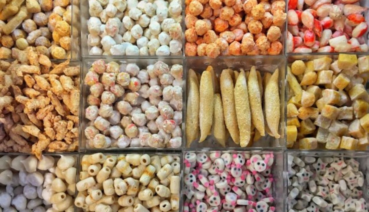 Usaha frozen food rumahan pemula dengan berbagai produk makanan beku dalam freezer