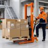 teknik mengangkat barang dengan aman